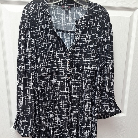 l Cocomo Black and White Graphic 3/4 Sleeve Blouse Size 3X.  EUC - Picture 1 of 4